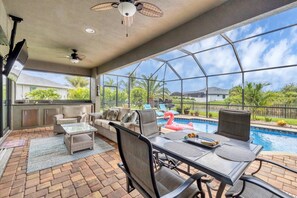 Eine Terrasse im Freien mit Pool, Sitzbereich und Blick auf die umliegende Landschaft.