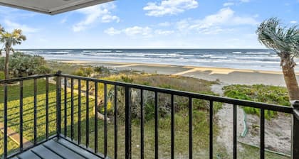Yellow Sunshine Oceanfront Townhouse, Private Balcony Unit #2