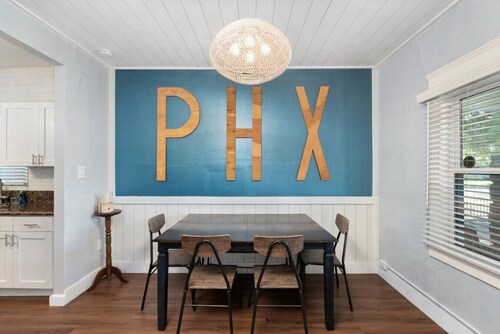 Centra Phoenix House Kingbed