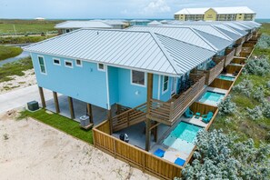 Un hotel costero con numerosas habitaciones, una zona de piscina y vistas al océano.
