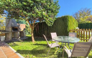 Outdoor dining - Gorgeous home in Almedinilla (Almedinilla)