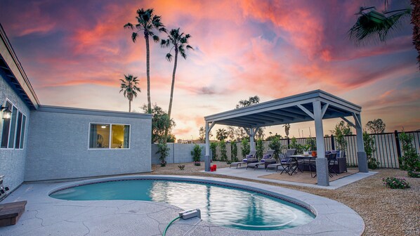 A modern house with a swimming pool, a covered patio, and a view of the sunset. - Heatherbrae Phoenix (Phoenix)
