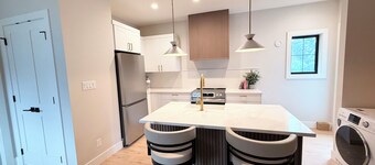 Modern 1BR Suite, 5 Min to UVIC and Gyro Beach