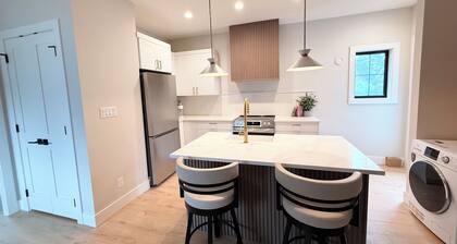 Modern 1BR Suite, 5 Min to UVIC and Gyro Beach