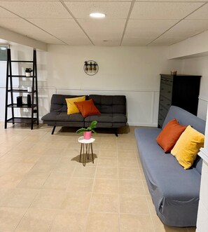 Living area - Serene 2-bedroom apartment in Astoria perfect for your getaway (Astoria)