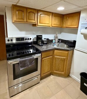 Private kitchen - Serene 2-bedroom apartment in Astoria perfect for your getaway (Astoria)