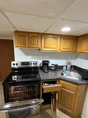 Private kitchen - Serene 2-bedroom apartment in Astoria perfect for your getaway (Astoria)