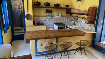 Jääkaappi, uuni, liesi, kahvin-/teenkeitin