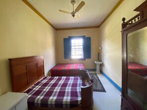 4 Schlafzimmer, Schreibtisch, Bügeleisen/Bügelbrett, Reisekinderbett