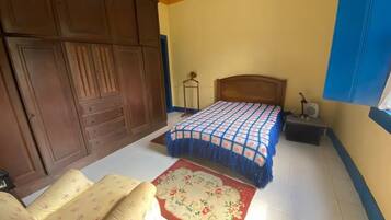 4 quartos, escrivaninha, ferros/tábuas de passar roupa, berço de viagem