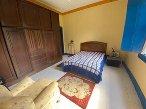 4 habitaciones, escritorio y tabla de planchar con plancha