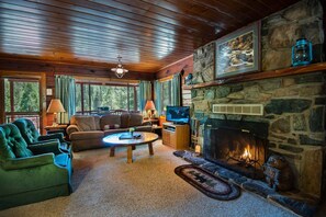 Interior - Lockwood Lodge (Yosemite National Park)