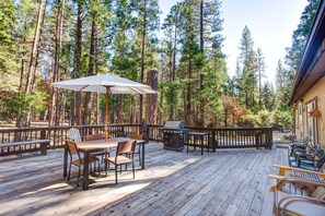 Chalet (3 Bedrooms) | Interior - Rosenberg's Creekside Cabin (Yosemite National Park)