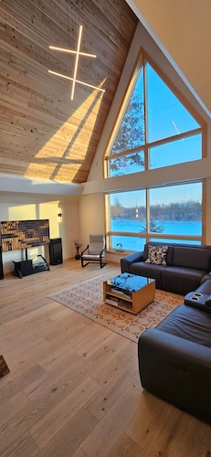Modern Forest Retreat with Sauna, Hot Tub, Fireplace
