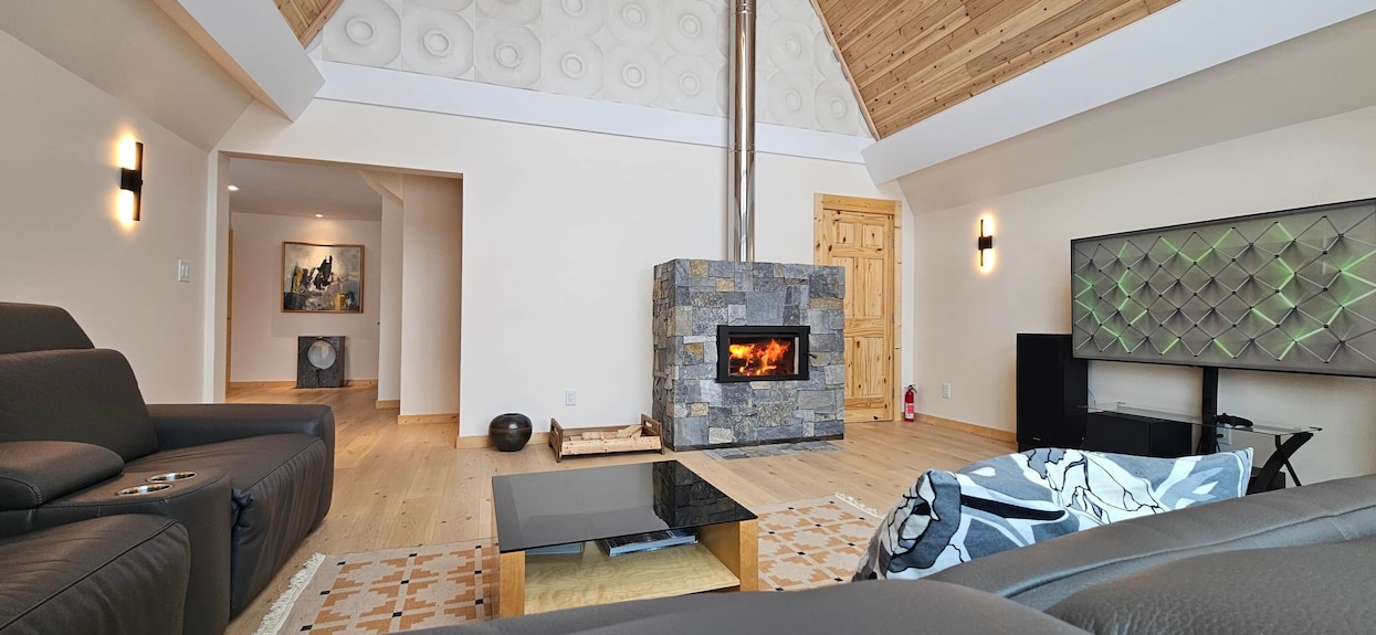 Modern Forest Retreat With Sauna, Hot Tub, Fireplace - Manitoba