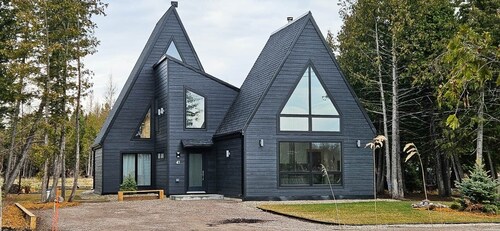 Modern Forest Retreat with Sauna, Hot Tub, Fireplace