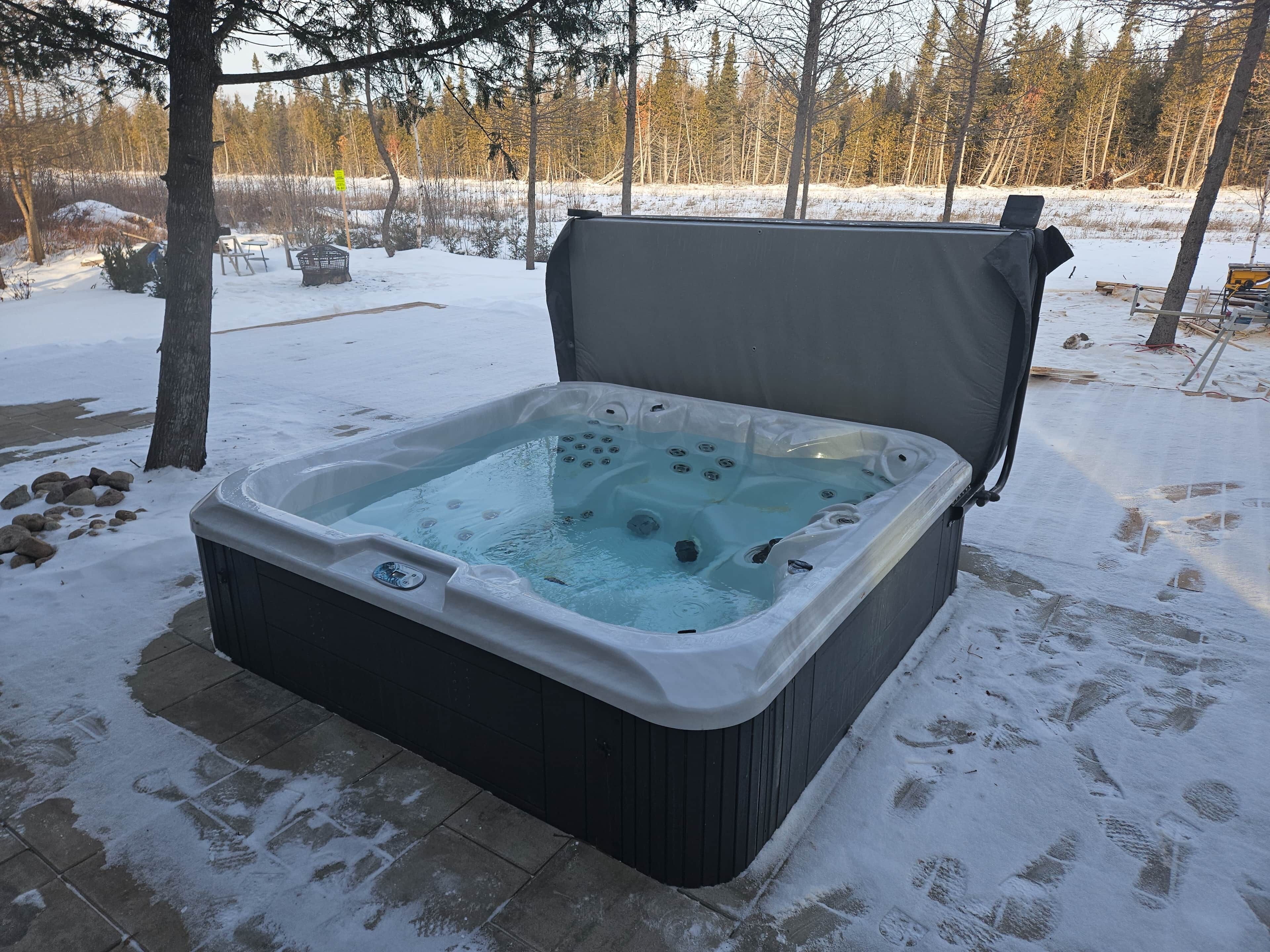 Bañera de hidromasaje al aire libre