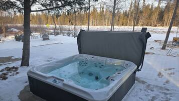 Bañera de hidromasaje al aire libre