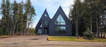 Modern Forest Retreat with Sauna, Hot Tub, Fireplace