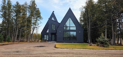 Modern Forest Retreat with Sauna, Hot Tub, Fireplace