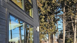 Un bâtiment moderne doté de grandes fenêtres, avec un paysage enneigé.