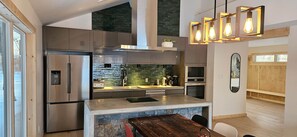 Geladeira, micro-ondas, fogão, cooktop