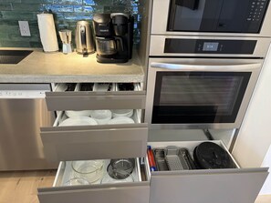Réfrigérateur, four à micro-ondes, un four, surface de cuisson