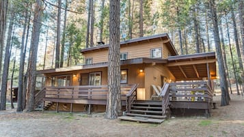 Chalet (4 Bedrooms) | Front of property