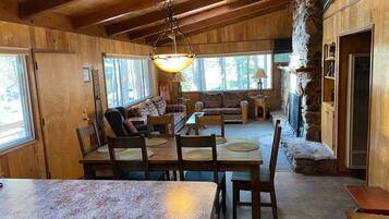 Chalet (4 Bedrooms) | Interior