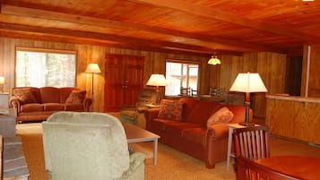 Chalet (2 Bedrooms) | Interior