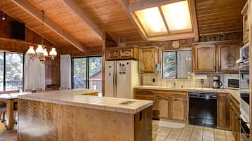 Chalet (3 Bedrooms) | Interior