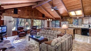 Chalet (3 Bedrooms) | Interior