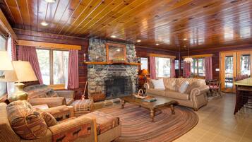 Chalet (2 Bedrooms) | Interior