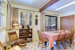 In-room dining - Chatterton's Cottage (Yosemite National Park)