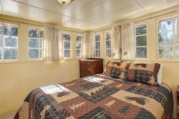 3 bedrooms, bed sheets - Chatterton's Cottage (Yosemite National Park)