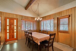 Chalet (1 Bedroom) | Interior - Hasting's Hideaway (Yosemite National Park)