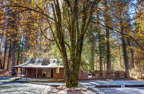 Chalet (4 Bedrooms) | Front of property - Soots-me (Yosemite National Park)