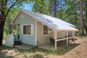 Front of property - Edna's Hearts Desire (Yosemite National Park)