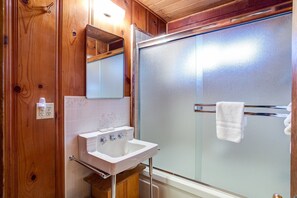 Interior - Creekside Cabin (Yosemite National Park)