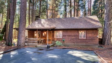 Chalet (2 Bedrooms) | Front of property