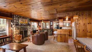 Chalet (2 Bedrooms) | Interior