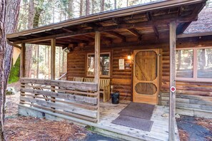 Interior - Creekside Cabin (Yosemite National Park)