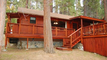 Chalet (2 Bedrooms) | Exterior