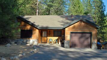 Chalet (3 Bedrooms) | Front of property