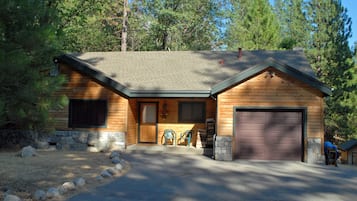 Chalet (3 Bedrooms) | Front of property