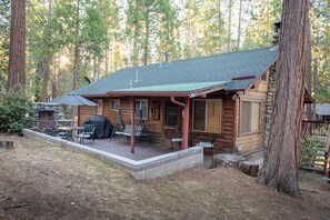 Chalet (2 Bedrooms) | Interior - Howard's Retreat (Yosemite National Park)