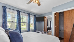 A bedroom with a bed, a ceiling fan, a TV, and a wardrobe. - 516 Sweet Cherry Escape (Warrenton)