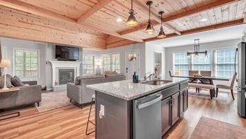 House (4 Bedrooms) | Interior