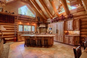 Interior - Yosemite's Luxury Estate (Yosemite National Park)