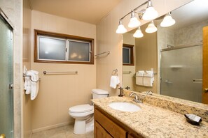 Interior - Yosemite's Riverfront Retreat (Yosemite National Park)